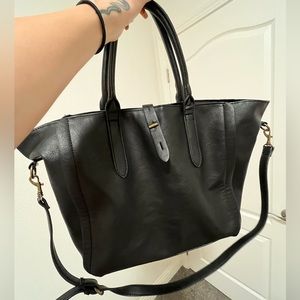 Black shoulder/cross body that holds a lot!🖤 good for everyday